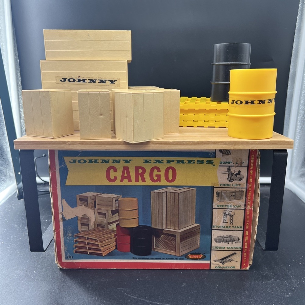 VINTAGE 1965 Topper Toys JOHNNY EXPRESS CARGO SET 10 Crate Boxes 4 Pallets 2 Oil